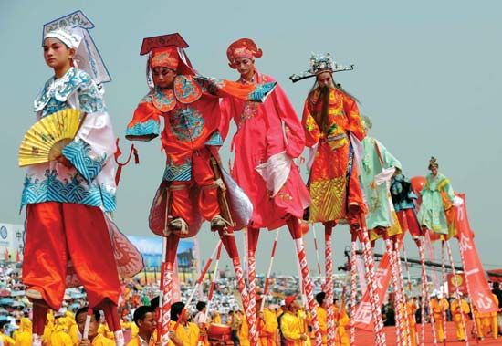 afbeelding van mensen op stelten